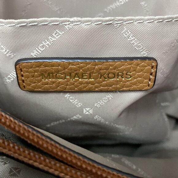 Michael Kors Anita Large Convertible Shoulder Bag vanilla monogram pattern. 2pc - Picture 10 of 16